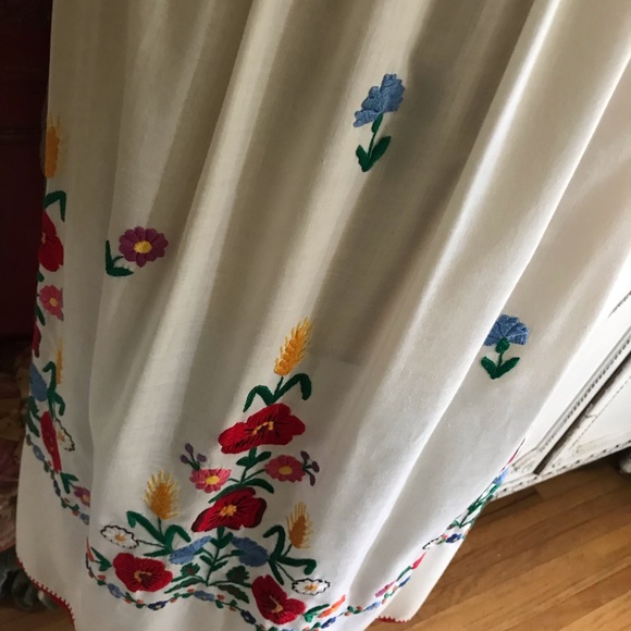 This one is a beauty! Vintage Hungarian embroidered ethnic BoHo peasant dress - Picture 10 of 11